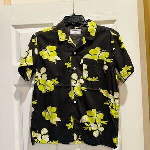 Old Navy Boys Black Short-Sleeve Button-Up Shirt with Yellow-Green Floral Print